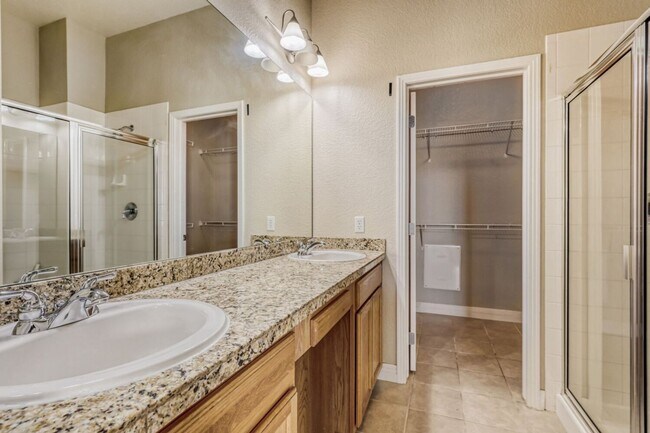 Building Photo - Beautiful Move in Ready- 3rd-floor condo in the heart of Mayfair-Lowry- $500 off 1st months rent!