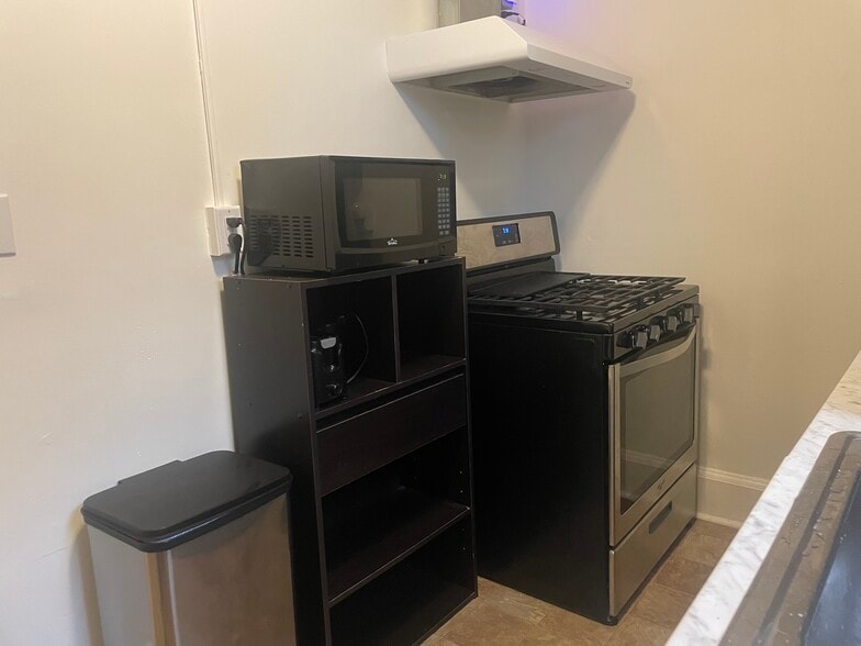 kitchen - 826 N Aurora St