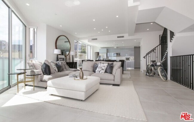 Primary Photo - 1125 Kings Rd