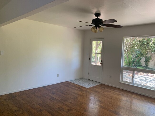 Building Photo - Updated 3-Bedroom Home Near Chestnut Park-$500 Off First Month's Rent