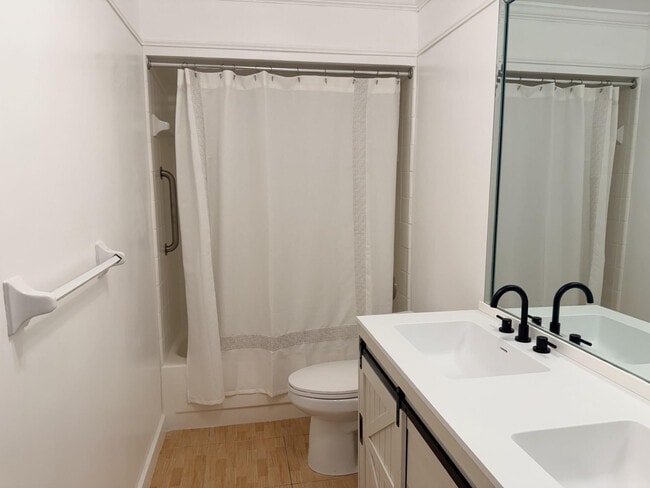 Building Photo - 3040 NE 16th Ave