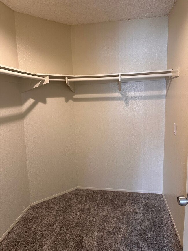 Building Photo - 2 Bedroom, 2 Bath condo in Secured complex...