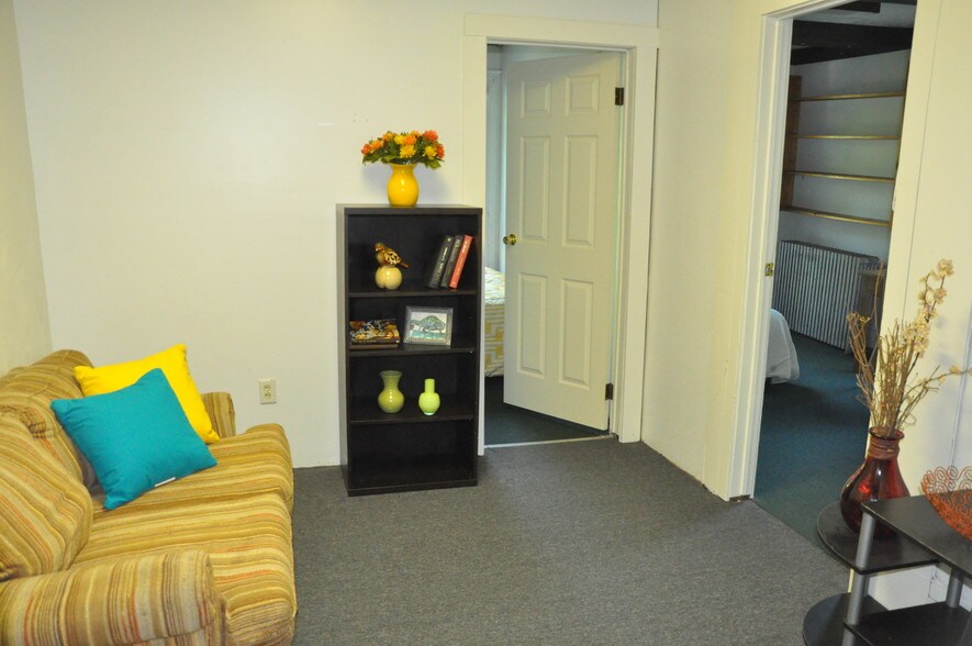 Living room - 118 Ferris Pl