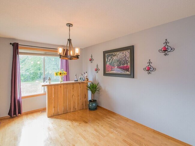 Building Photo - 1810 NE Estate Dr