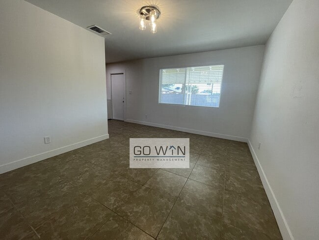 Building Photo - 4 Bed/ 2 Bath - House With Backyard!