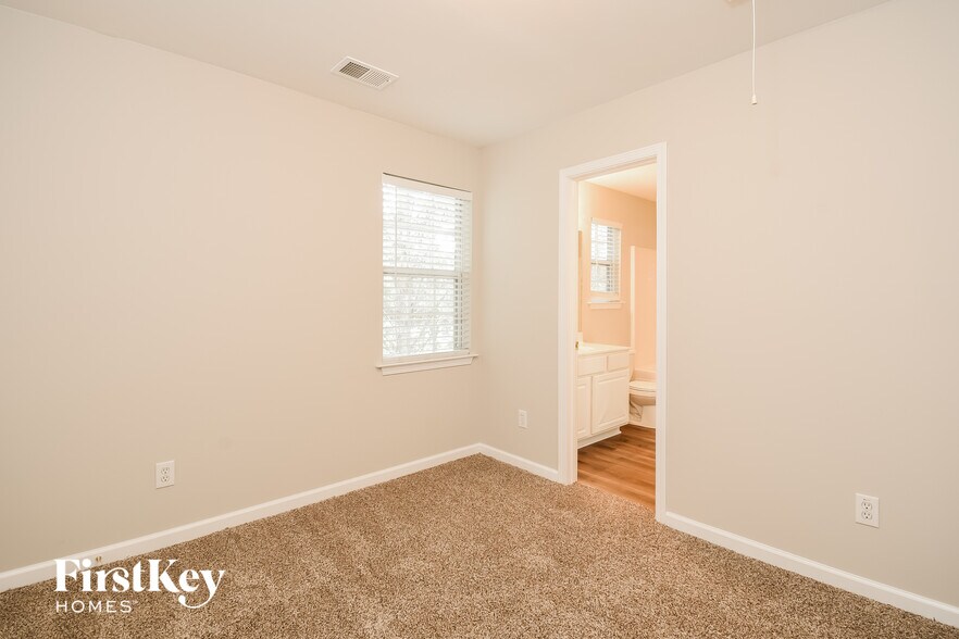 Building Photo - 302 Pinehurst Way