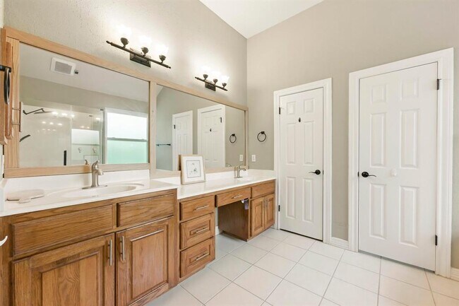 Building Photo - 9281 Scenic Bluff Dr