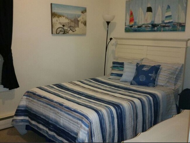 Bedroom right - 9 Lyon Ct