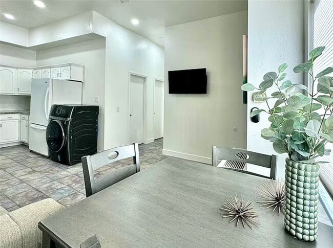 Building Photo - 123 6th St