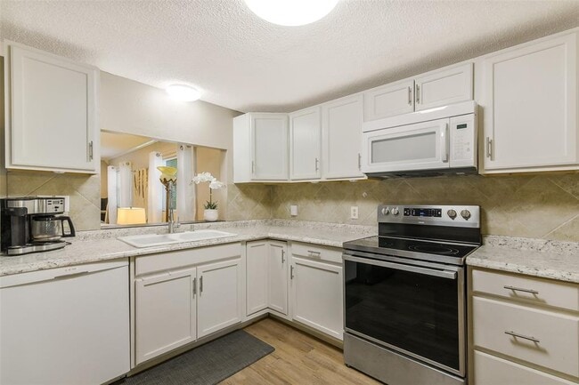 Building Photo - 27011 Azalea Ct