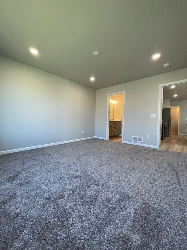 Building Photo - Modern Designed Home with Second Family Room