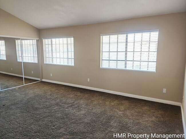 Building Photo - Spacious Town House