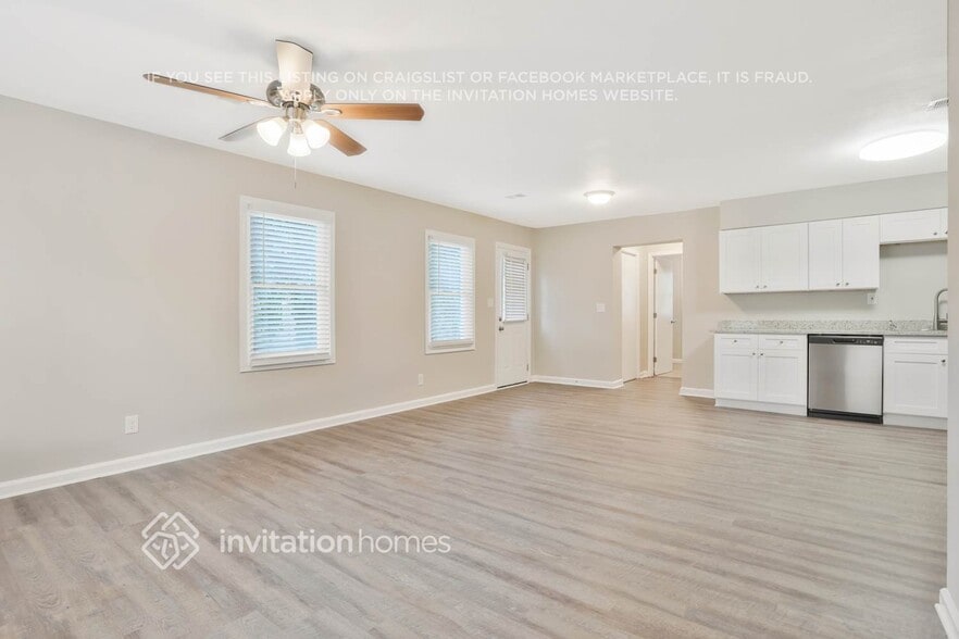 Building Photo - 3025 Catalina Dr