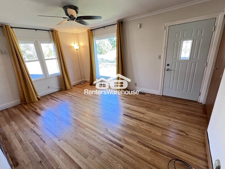 Building Photo - 2949 York Ave N