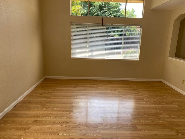 Building Photo - AVAILABLE NOW!! 4br 3ba