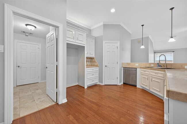 Building Photo - 3702 Sunset Cir