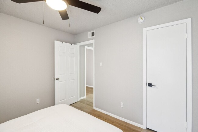 Building Photo - 2545 Thomason Cir