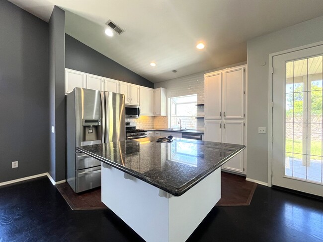 Building Photo - 3 bed, 2 bath located in Corona, CA!