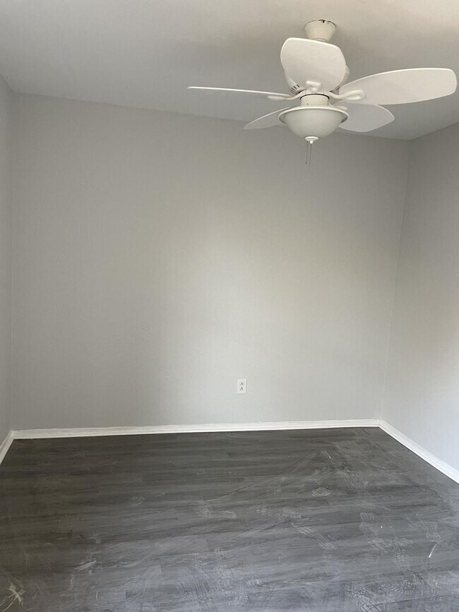 Building Photo - Stanley Duplex