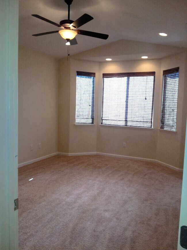 Building Photo - 1945 Glenveagh Ln