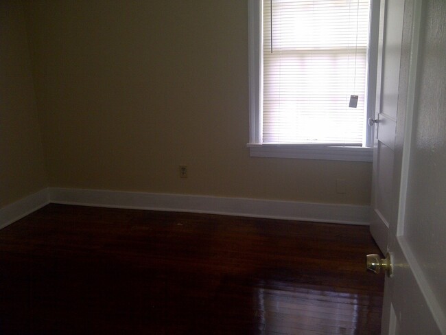 Building Photo - Cute 2/1 just a mile from Overton Park!