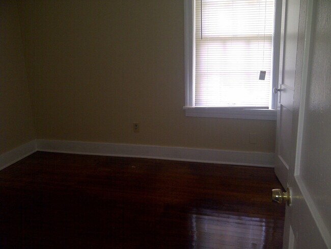 Building Photo - Move-in Special! 1/2 off first month's rent!