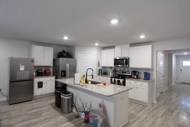 Building Photo - 5372 Wyndell Cir