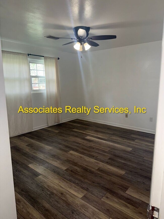 Building Photo - Beautiful 4bed/3bath Corner Lot in Suburban Heights