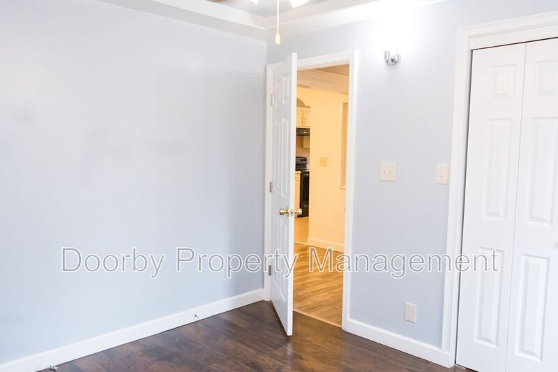 Building Photo - 604 S Cherokee St