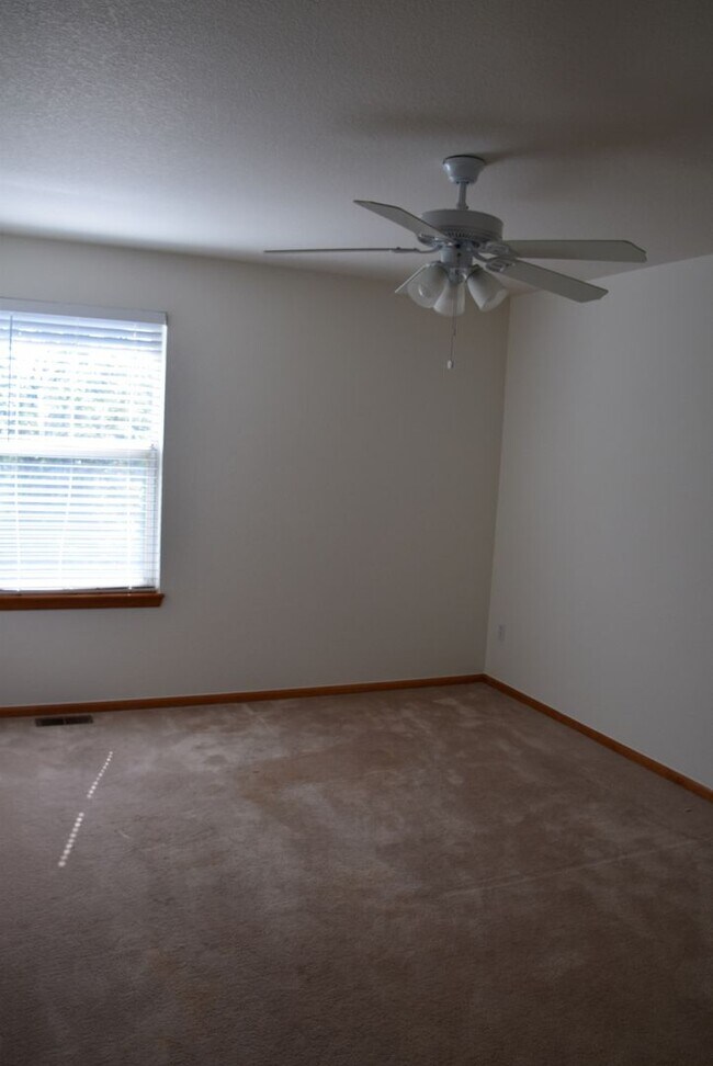 Building Photo - Beautiful 5 bedroom home w/ 3 car garage in Littleton