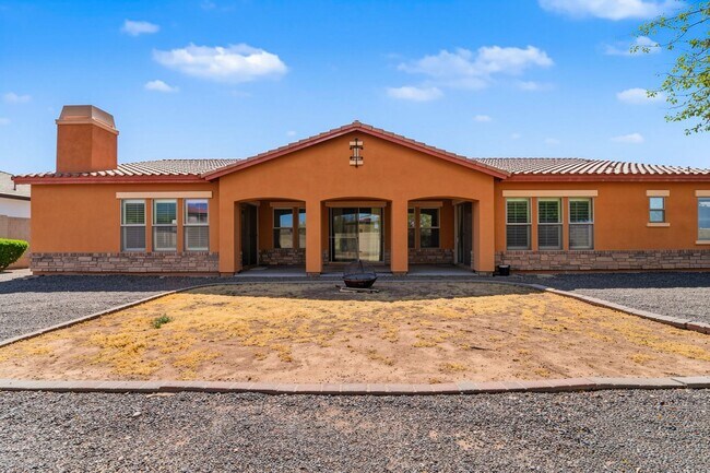 Building Photo - Welcome to this inviting Phoenix Rental - Available!