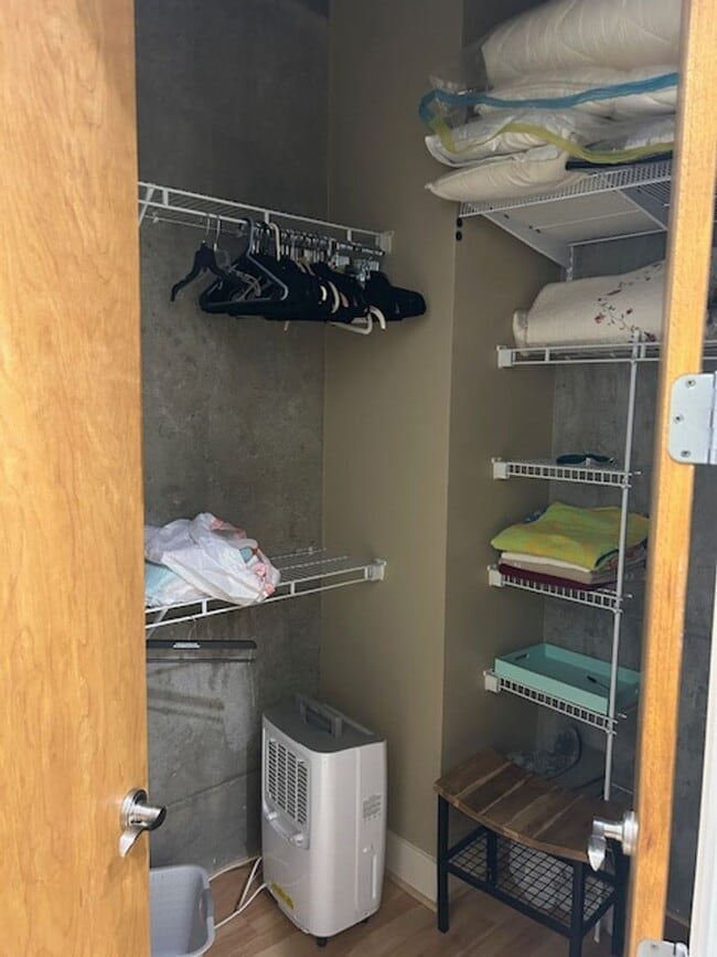 Building Photo - Fully Furnished, Awesome 1 Bedroom 1.5 Bath Condo in Excellent Location