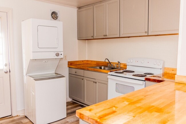 Building Photo - Located Near Regency Mall- A MUST See!