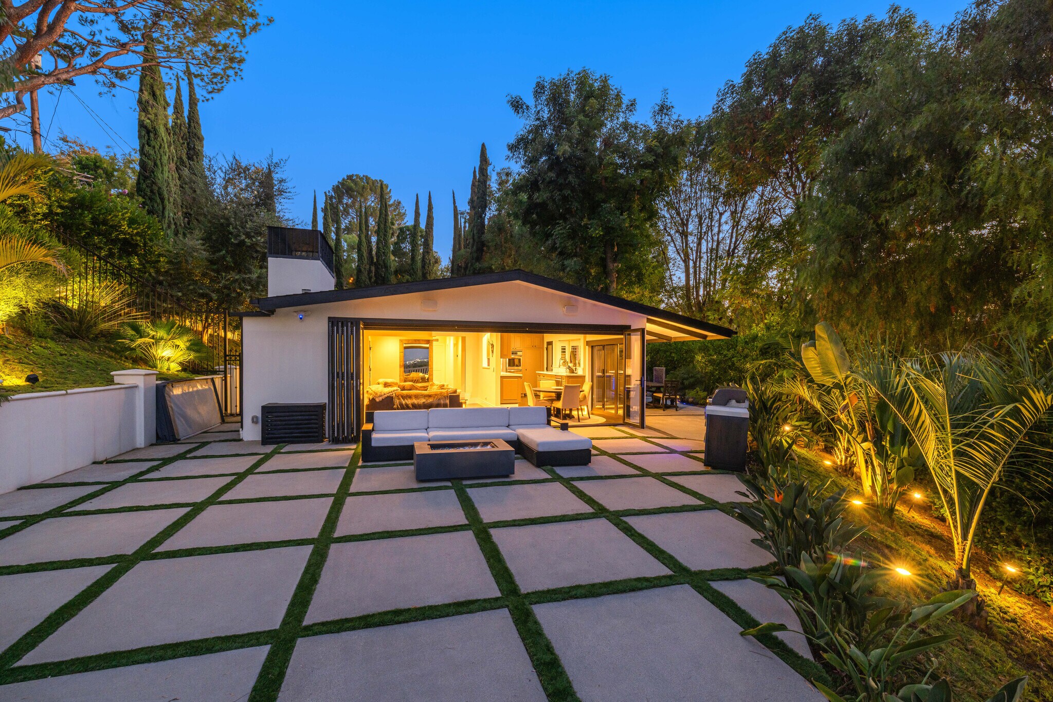 Building Photo - 16725 Oak View Dr