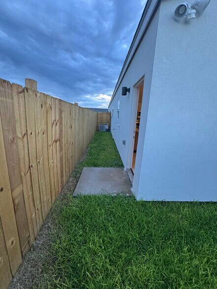 Building Photo - 608 Oriole Rd