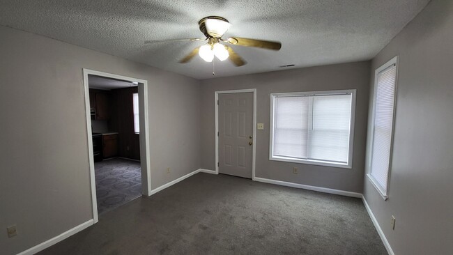 Building Photo - 801 E 6th St