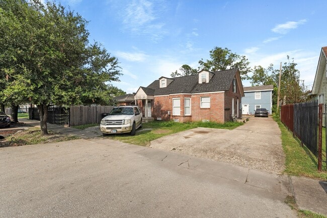Building Photo - 523 Henke St