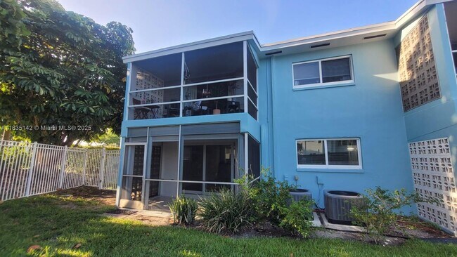 Building Photo - 1100 Pine Dr