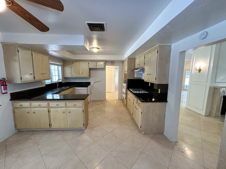 Kitchen 3 - 24507 Hatteras St