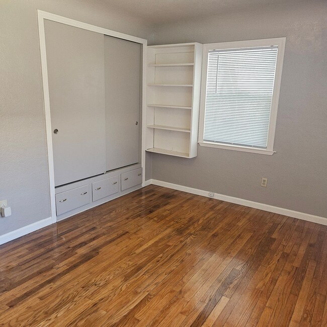 Building Photo - 2 Bedroom 1 Bath Home Recently Renovated