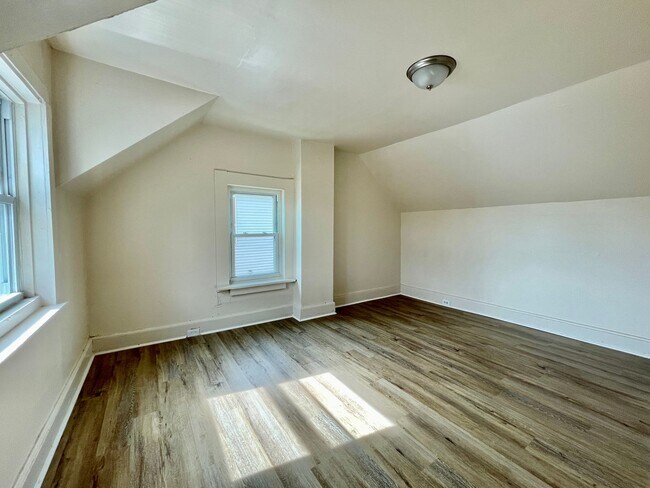 Building Photo - 718-720 E Grape St.