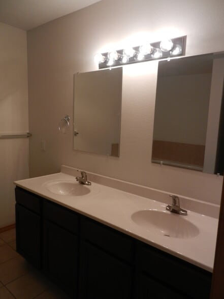 Master bath vanity area - 707 Savannah Ave