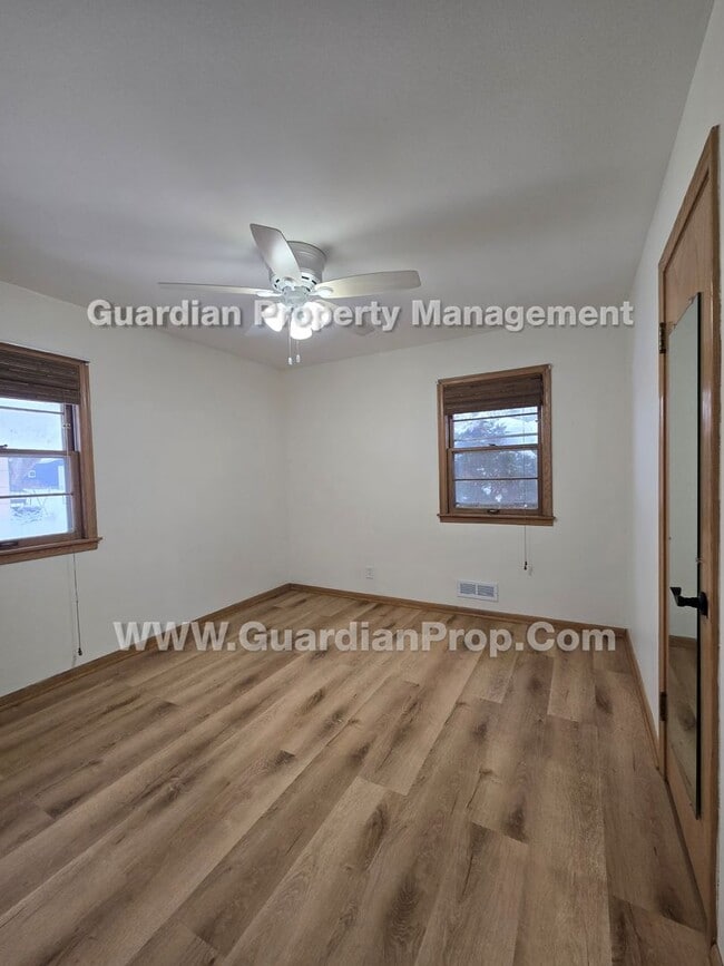 Building Photo - Available now and move-in special! House with extra office/bonus room! new LVP flooring throughou...