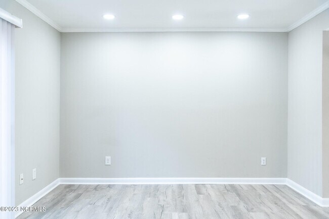 Building Photo - 7195 Sandy Creek Dr