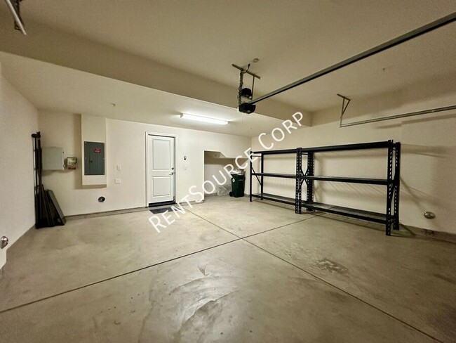 Building Photo - 2 Bedroom Townhome w/ SOLAR located in San...