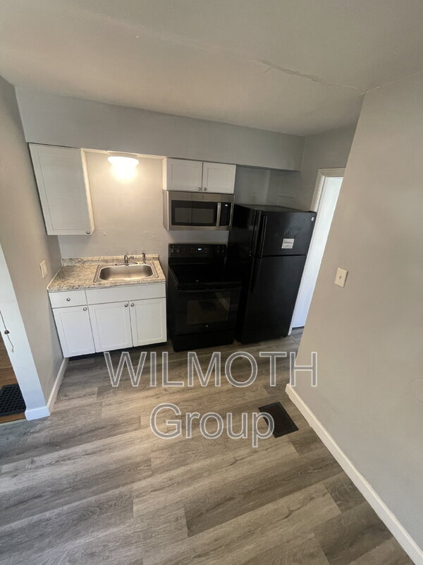 Building Photo - 615 N Tibbs Ave
