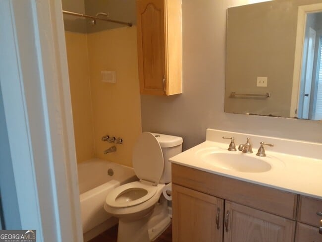 Building Photo - 170 Governors Dr