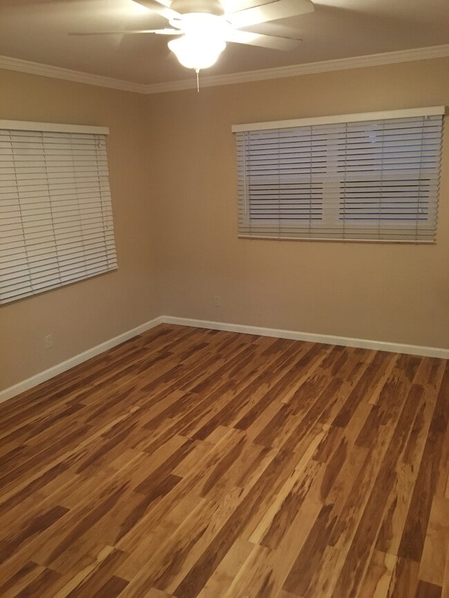 Building Photo - 2301 De la Vina St