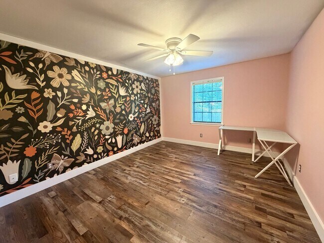 Building Photo - Discover this spacious 4-bedroom, 2.5-bathroom home in Russellville, AR