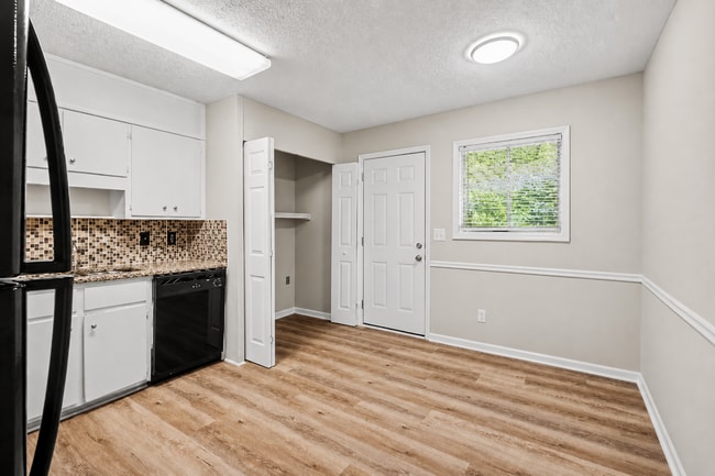 Building Photo - 2BR/1BA Duplex Conveniently Located Off Pleasant Hill & Cruse Rd!